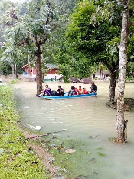 เร่งให้นำเรือท้องแบน อพยพชาวบ้าน
ในหมู่ที่ 5 หมู่ที่ 9 และหมู่ที่ 11 ตำบลเขาชัยสน