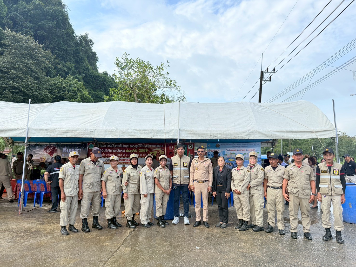 👮‍♂️ เปิดศูนย์อำนวยการลดอุบัติเหตุทางถนนช่วงปีใหม่2569 คุมเข้ม 7 วันอันตราย  ทุกพื้นที่บูรณาการกวดขัน “ดื่มไม่ขับ-ลดจุดเสี่ยง” บริเวณถ้ำน้ำเย็นเขาชัยสน 🚗